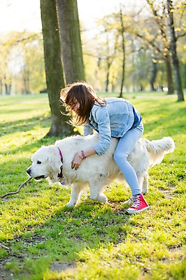포토 JPG 주간 전신 서양인 외국인 동물 백인 한마리 해외 라이프스타일 공원 여자 유럽 어린이라이프 여유 어린이 장난 모션 놀이 한명 서기 사람 잔디 야외 옆모습 산책 개 즐거움 체코 여자만 여자한명만 어린이만 소녀만 소녀한명만 국내포토 자연요소 식물 1 공공시설 감정 나라 뷰포인트 포유류 휴식 인종 생활 파일형식