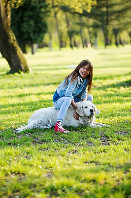 포토 JPG 주간 전신 서양인 외국인 동물 백인 한마리 해외 라이프스타일 공원 여자 유럽 어린이라이프 여유 어린이 장난 모션 놀이 한명 서기 사람 잔디 야외 옆모습 산책 개 즐거움 체코 여자만 여자한명만 어린이만 소녀만 소녀한명만 국내포토 자연요소 식물 1 공공시설 감정 나라 뷰포인트 포유류 휴식 인종 생활 파일형식