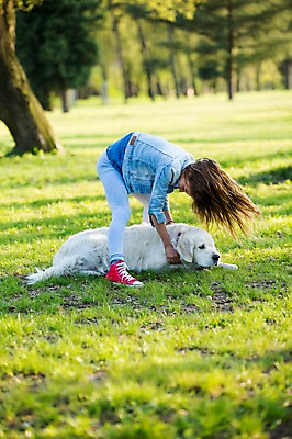 포토 JPG 주간 전신 서양인 외국인 동물 백인 한마리 해외 라이프스타일 공원 여자 유럽 어린이라이프 여유 어린이 장난 모션 놀이 한명 서기 사람 잔디 야외 옆모습 산책 개 즐거움 체코 여자만 여자한명만 어린이만 소녀만 소녀한명만 국내포토 자연요소 식물 1 공공시설 감정 나라 뷰포인트 포유류 휴식 인종 생활 파일형식