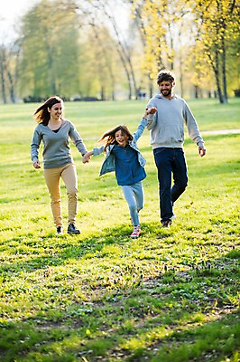포토 JPG 주간 전신 서양인 외국인 백인 해외 라이프스타일 공원 여자 남자 딸 유럽 어린이 가족 모션 엄마 휴식 함께함 사람 잔디 성인 야외 앞모습 세명 걷기 손잡기 화목 다정 산책 가족라이프 아빠 체코 국내포토 자연요소 식물 공공시설 나라 뷰포인트 컨셉 관계 인종 생활 파일형식