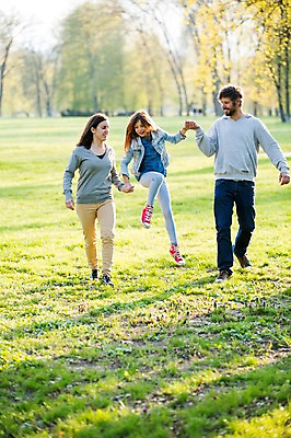 포토 JPG 주간 전신 서양인 외국인 백인 해외 라이프스타일 공원 여자 남자 딸 유럽 어린이 가족 모션 엄마 휴식 함께함 사람 잔디 성인 야외 앞모습 세명 걷기 손잡기 점프 다정 산책 가족라이프 아빠 체코 국내포토 자연요소 식물 공공시설 나라 뷰포인트 컨셉 관계 인종 생활 파일형식