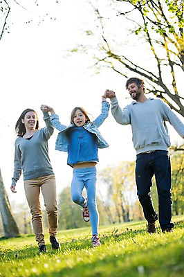 포토 JPG 주간 전신 서양인 외국인 백인 해외 라이프스타일 공원 여자 남자 딸 유럽 어린이 가족 모션 엄마 휴식 함께함 미소 사람 손짓 잔디 성인 야외 앞모습 세명 걷기 손잡기 다정 산책 가족라이프 아빠 체코 국내포토 자연요소 식물 공공시설 나라 뷰포인트 컨셉 관계 표정 인종 생활 파일형식