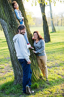 포토 JPG 주간 전신 서양인 외국인 나무 식물 백인 해외 라이프스타일 공원 여자 남자 딸 유럽 어린이 가족 모션 엄마 휴식 함께함 서기 미소 사람 성인 야외 앞모습 뒷모습 세명 다정 산책 가족라이프 아빠 체코 국내포토 자연요소 공공시설 나라 뷰포인트 컨셉 관계 표정 인종 생활 파일형식