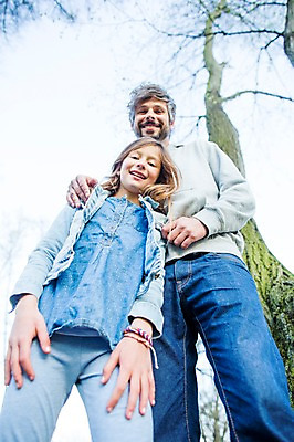 포토 JPG 주간 서양인 외국인 나무 식물 백인 해외 라이프스타일 공원 여자 남자 딸 유럽 어린이 로우앵글 가족 모션 하늘 서기 사람 상반신 성인 야외 두명 앞모습 가족라이프 아빠 체코 내려보기 부녀 국내포토 자연요소 공공시설 나라 뷰포인트 관계 인종 생활 파일형식