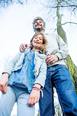 포토 JPG 주간 서양인 외국인 나무 식물 백인 해외 라이프스타일 공원 여자 남자 딸 유럽 어린이 로우앵글 가족 모션 하늘 서기 사람 상반신 성인 야외 두명 앞모습 가족라이프 아빠 체코 부녀 국내포토 자연요소 공공시설 나라 뷰포인트 관계 인종 생활 파일형식