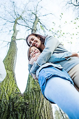 포토 JPG 주간 서양인 외국인 나무 식물 백인 해외 라이프스타일 공원 여자 딸 유럽 어린이 로우앵글 가족 모션 포옹 모녀 엄마 휴식 서기 사람 상반신 성인 야외 두명 옆모습 가족라이프 체코 여자만 국내포토 자연요소 공공시설 나라 뷰포인트 컨셉 관계 안기 인종 생활 파일형식