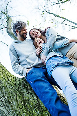 포토 JPG 주간 전신 서양인 외국인 나무 식물 백인 해외 라이프스타일 공원 여자 남자 딸 유럽 어린이 로우앵글 가족 모션 엄마 휴식 함께함 서기 사람 상반신 성인 야외 앞모습 세명 다정 산책 가족라이프 아빠 체코 국내포토 자연요소 공공시설 나라 뷰포인트 컨셉 관계 인종 생활 파일형식