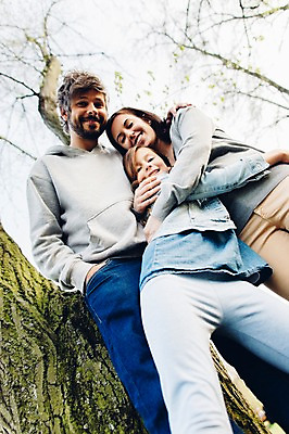 포토 JPG 주간 서양인 외국인 나무 식물 백인 해외 라이프스타일 공원 여자 남자 딸 유럽 어린이 로우앵글 가족 모션 포옹 엄마 휴식 함께함 서기 미소 사람 상반신 성인 야외 앞모습 세명 다정 산책 가족라이프 아빠 체코 국내포토 자연요소 공공시설 나라 뷰포인트 컨셉 관계 안기 표정 인종 생활 파일형식