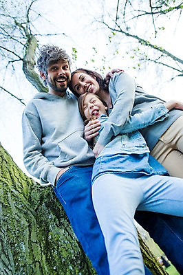 포토 JPG 주간 서양인 외국인 나무 식물 백인 해외 라이프스타일 공원 여자 남자 딸 유럽 어린이 로우앵글 가족 모션 포옹 엄마 휴식 함께함 서기 미소 사람 상반신 성인 야외 앞모습 세명 다정 산책 가족라이프 아빠 메롱 체코 국내포토 자연요소 공공시설 나라 뷰포인트 컨셉 관계 안기 표정 인종 생활 파일형식