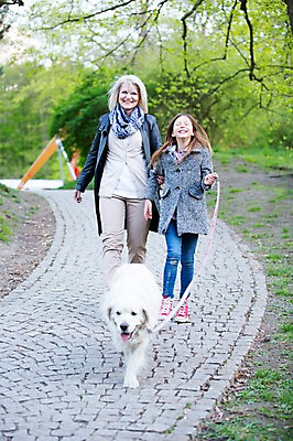 포토 JPG 주간 전신 서양인 외국인 동물 백인 한마리 해외 라이프스타일 공원 여자 노년 유럽 할머니 어린이 가족 모션 손녀 함께함 미소 사람 성인 야외 두명 앞모습 걷기 다정 산책 가족라이프 개 체코 여자만 국내포토 자연요소 1 공공시설 나라 뷰포인트 컨셉 포유류 관계 휴식 표정 인종 생활 손주 파일형식