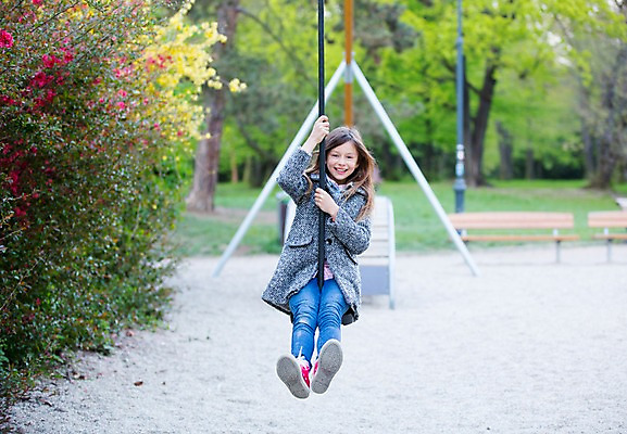 포토 JPG 주간 전신 서양인 외국인 백인 해외 라이프스타일 여자 유럽 어린이라이프 여유 어린이 밧줄 모션 놀이 매달리기 한명 미소 사람 야외 앞모습 잡기 놀이터 즐거움 체코 여자만 여자한명만 어린이만 소녀만 소녀한명만 국내포토 자연요소 1 감정 나라 줄 뷰포인트 표정 인종 생활 파일형식