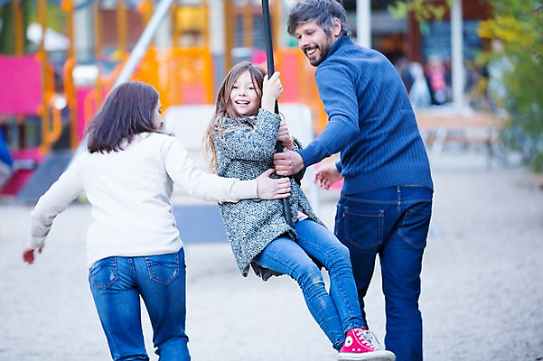 포토 JPG 주간 전신 서양인 외국인 백인 해외 라이프스타일 여자 남자 딸 유럽 어린이 가족 모션 놀이 엄마 함께함 매달리기 미소 사람 상반신 성인 야외 앞모습 뒷모습 세명 다정 가족라이프 아빠 놀이터 체코 국내포토 자연요소 나라 뷰포인트 컨셉 관계 표정 인종 생활 파일형식
