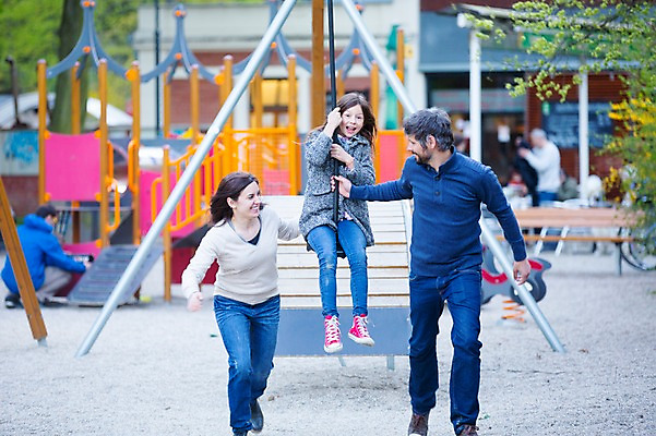 포토 JPG 주간 전신 서양인 외국인 백인 해외 라이프스타일 여자 남자 딸 유럽 어린이 가족 모션 놀이 엄마 함께함 매달리기 사람 성인 야외 앞모습 세명 달리기 다정 가족라이프 아빠 놀이터 체코 국내포토 자연요소 나라 뷰포인트 컨셉 관계 인종 생활 파일형식