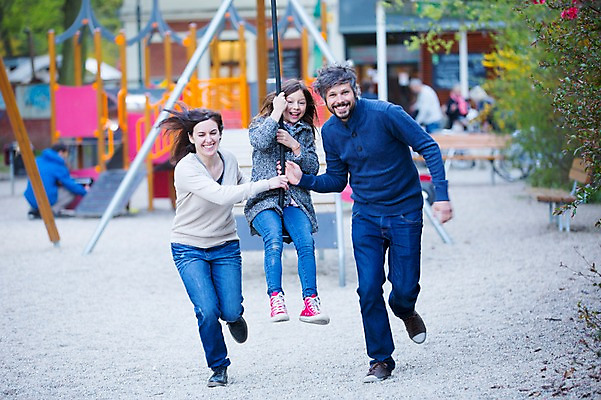 포토 JPG 주간 전신 서양인 외국인 백인 해외 라이프스타일 여자 남자 딸 유럽 어린이 가족 모션 엄마 함께함 매달리기 사람 성인 야외 앞모습 세명 달리기 다정 가족라이프 아빠 놀이터 즐거움 체코 국내포토 자연요소 감정 나라 뷰포인트 컨셉 관계 놀이 인종 생활 파일형식