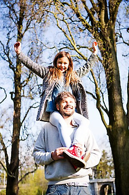 포토 JPG 주간 전신 서양인 외국인 식물 백인 해외 라이프스타일 공원 여자 남자 딸 유럽 어린이 가족 모션 팔벌리기 휴식 산 미소 사람 상반신 성인 야외 두명 앞모습 화목 가족라이프 목말 아빠 승차 체코 부녀 국내포토 자연요소 공공시설 나라 뷰포인트 컨셉 관계 표정 인종 생활 파일형식