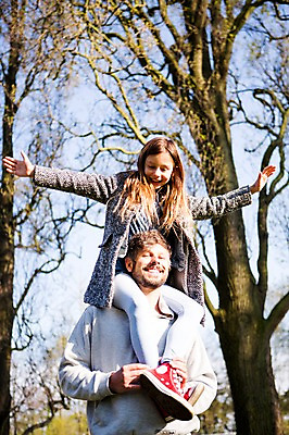 포토 JPG 주간 전신 서양인 외국인 식물 백인 해외 라이프스타일 공원 여자 남자 딸 유럽 어린이 가족 모션 팔벌리기 휴식 산 미소 사람 상반신 성인 야외 두명 앞모습 화목 가족라이프 목말 아빠 승차 체코 부녀 국내포토 자연요소 공공시설 나라 뷰포인트 컨셉 관계 표정 인종 생활 파일형식