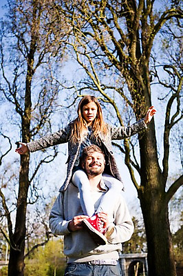 포토 JPG 주간 전신 서양인 외국인 식물 백인 해외 라이프스타일 공원 여자 남자 딸 유럽 어린이 가족 모션 팔벌리기 휴식 산 미소 사람 상반신 성인 야외 두명 앞모습 화목 가족라이프 목말 아빠 승차 체코 부녀 국내포토 자연요소 공공시설 나라 뷰포인트 컨셉 관계 표정 인종 생활 파일형식