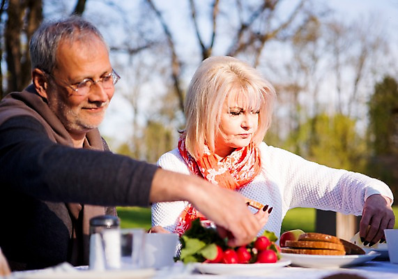 포토 JPG 주간 서양인 외국인 백인 해외 라이프스타일 공원 여자 할아버지 남자 유럽 할머니 음식 모션 식탁 함께함 사람 앉기 상반신 성인 야외 두명 노부부 식사 다정 가족라이프 체코 노인만 성인만 국내포토 자연요소 부부 공공시설 노년 나라 컨셉 가족 탁자 인종 생활 파일형식