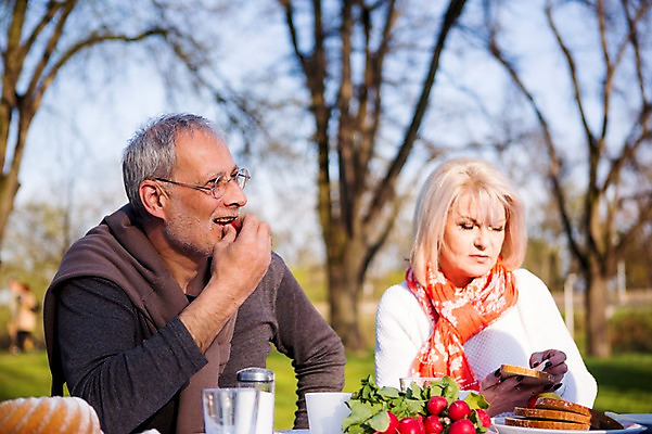 포토 JPG 주간 서양인 해외 라이프스타일 공원 여자 할아버지 남자 유럽 할머니 모션 식탁 휴식 사람 앉기 상반신 성인 야외 두명 앞모습 노부부 식사 가족라이프 체코 국내포토 자연요소 외국인 부부 공공시설 노년 나라 뷰포인트 컨셉 가족 탁자 생활 파일형식