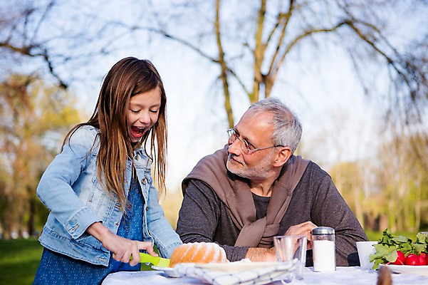 포토 JPG 주간 서양인 외국인 백인 해외 라이프스타일 공원 여자 할아버지 남자 유럽 어린이 가족 모션 식탁 손녀 함께함 미소 사람 앉기 상반신 성인 야외 두명 앞모습 식사 다정 가족라이프 체코 국내포토 자연요소 공공시설 노년 나라 뷰포인트 컨셉 관계 탁자 표정 인종 생활 손주 파일형식