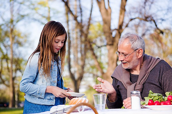 포토 JPG 주간 서양인 외국인 백인 해외 라이프스타일 공원 여자 할아버지 남자 유럽 어린이 가족 모션 손녀 함께함 서기 사람 앉기 상반신 성인 야외 두명 앞모습 식사 다정 가족라이프 체코 국내포토 자연요소 공공시설 노년 나라 뷰포인트 컨셉 관계 인종 생활 손주 파일형식