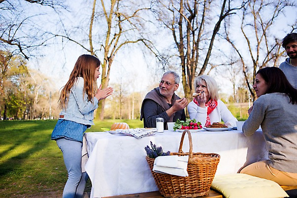 포토 JPG 주간 서양인 외국인 백인 해외 라이프스타일 공원 여자 할아버지 남자 딸 유럽 할머니 어린이 음식 가족 모션 식탁 엄마 휴식 함께함 서기 미소 사람 앉기 여러명 상반신 성인 야외 앞모습 옆모습 뒷모습 바구니 식사 다정 가족라이프 아빠 체코 국내포토 자연요소 공공시설 노년 나라 뷰포인트 다수 컨셉 관계 탁자 표정 인종 생활 파일형식