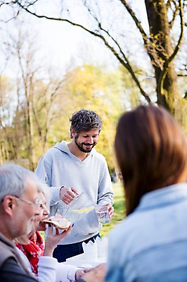 포토 JPG 주간 서양인 외국인 나무 식물 백인 해외 라이프스타일 공원 여자 할아버지 남자 딸 유럽 할머니 어린이 가족 모션 엄마 휴식 함께함 서기 사람 앉기 여러명 상반신 성인 야외 앞모습 옆모습 뒷모습 식사 다정 가족라이프 아빠 체코 국내포토 자연요소 공공시설 노년 나라 뷰포인트 다수 컨셉 관계 인종 생활 파일형식