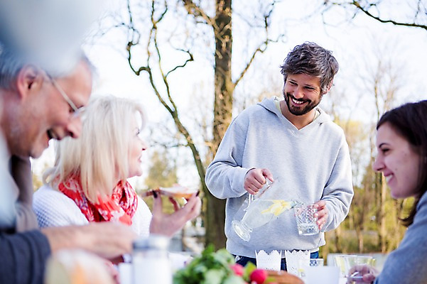 포토 JPG 주간 서양인 외국인 백인 해외 라이프스타일 공원 여자 할아버지 남자 딸 유럽 할머니 어린이 음식 가족 모션 식탁 엄마 휴식 함께함 서기 미소 들기 사람 앉기 여러명 상반신 성인 야외 앞모습 옆모습 뒷모습 식사 다정 가족라이프 아빠 체코 국내포토 자연요소 공공시설 노년 나라 뷰포인트 다수 컨셉 관계 탁자 표정 인종 생활 파일형식