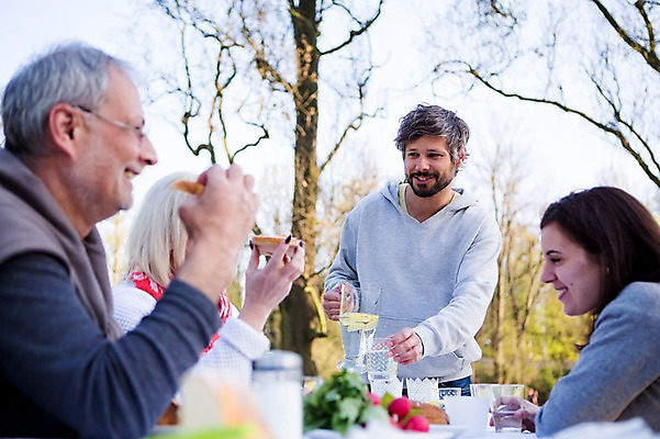 포토 JPG 주간 서양인 외국인 백인 해외 라이프스타일 공원 여자 할아버지 남자 유럽 할머니 가족 모션 엄마 휴식 함께함 서기 사람 여러명 상반신 성인 야외 앞모습 옆모습 식사 다정 가족라이프 아빠 체코 국내포토 자연요소 공공시설 노년 나라 뷰포인트 다수 컨셉 관계 인종 생활 파일형식
