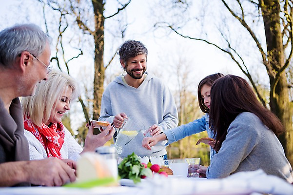포토 JPG 주간 서양인 외국인 백인 해외 라이프스타일 공원 여자 할아버지 남자 딸 유럽 할머니 어린이 가족 모션 엄마 휴식 함께함 서기 사람 여러명 상반신 성인 야외 앞모습 옆모습 식사 다정 가족라이프 아빠 체코 국내포토 자연요소 공공시설 노년 나라 뷰포인트 다수 컨셉 관계 인종 생활 파일형식