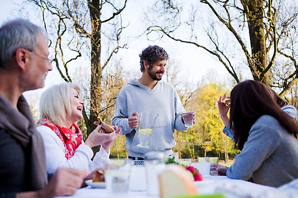 포토 JPG 주간 서양인 외국인 백인 해외 라이프스타일 공원 여자 할아버지 남자 딸 유럽 할머니 어린이 가족 모션 엄마 휴식 함께함 서기 사람 여러명 상반신 성인 야외 앞모습 옆모습 식사 다정 가족라이프 아빠 체코 국내포토 자연요소 공공시설 노년 나라 뷰포인트 다수 컨셉 관계 인종 생활 파일형식