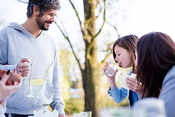 포토 JPG 주간 서양인 외국인 백인 해외 라이프스타일 공원 여자 남자 딸 유럽 어린이 가족 모션 엄마 휴식 함께함 서기 사람 상반신 성인 야외 앞모습 옆모습 세명 식사 다정 가족라이프 아빠 체코 국내포토 자연요소 공공시설 나라 뷰포인트 컨셉 관계 인종 생활 파일형식