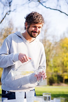 포토 JPG 주간 서양인 외국인 백인 해외 라이프스타일 공원 남자 유럽 휴식 함께함 한명 서기 사람 상반신 성인 야외 앞모습 식사 다정 아빠 체코 남자만 남자한명만 성인남자만 성인만 국내포토 자연요소 1 공공시설 나라 뷰포인트 컨셉 가족 모션 인종 생활 파일형식