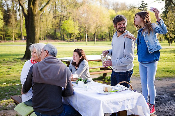 포토 JPG 주간 서양인 외국인 백인 해외 라이프스타일 공원 여자 할아버지 남자 딸 유럽 할머니 어린이 가족 모션 엄마 휴식 함께함 서기 사람 여러명 상반신 성인 야외 앞모습 옆모습 뒷모습 식사 다정 가족라이프 아빠 체코 국내포토 자연요소 공공시설 노년 나라 뷰포인트 다수 컨셉 관계 인종 생활 파일형식