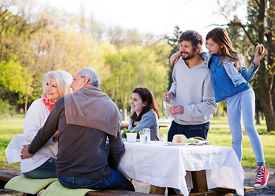 포토 JPG 주간 서양인 외국인 백인 해외 라이프스타일 공원 여자 할아버지 남자 딸 유럽 할머니 어린이 가족 모션 엄마 휴식 함께함 서기 사람 여러명 상반신 성인 야외 앞모습 옆모습 뒷모습 식사 다정 가족라이프 아빠 체코 국내포토 자연요소 공공시설 노년 나라 뷰포인트 다수 컨셉 관계 인종 생활 파일형식