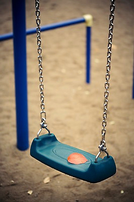 포토 JPG 주간 식물 계절 백그라운드 단풍 낙엽 날씨 풍경 사람없음 야외 가을풍경 젖음 가을 비 놀이터 그네 감성 국내포토 자연요소 컨셉 잎 놀이 파일형식 가을_계절