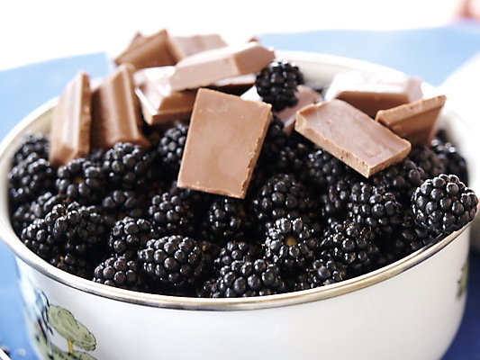 포토 JPG 해외이미지 접시 열매 음식 과일 디저트 사람없음 초콜릿 신선 달콤 맛 산딸기 해외202004 해외포토 식물 식기 컨셉 파일형식 이미지허브