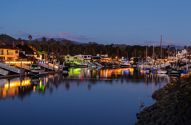 포토 JPG 해외이미지 실루엣 크리스마스 요트 조류 휴가 전등 조명 주택 사람없음 장식 야자수 반사 일출 항구 미국 황혼 일몰 보트 고급 매끈함 야간 저녁 맨션 왜가리 방파제 운하 캘리포니아 해외202004 해외포토 자연요소 나무 동물 공공시설 기념일 컨셉 북아메리카 배_교통 교통시설 촬영기법 건물 노을 감각 파일형식 이미지허브