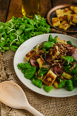 포토 JPG 해외이미지 전통 접시 음식 백그라운드 토마토 치즈 감자 파스타 건강 요리 사람없음 목재 빨간색 초록색 식사 저녁식사 이탈리아 흰색 시골 신선 맛 상추 지중해 준비 유기농 밀가루 체코 바질 양고기 점심식사 바이오 초리조 핸드메이드 해외202004 해외포토 나무 식기 웰빙 유럽 바다 컬러 컨셉 채소 재료 유제품 서양음식 육류 가루 파일형식 이미지허브