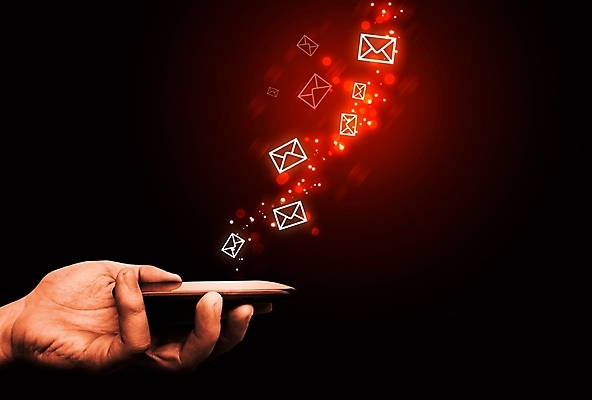 포토 JPG 해외이미지 손 컨셉 인터넷 비즈니스 통신 자연 하늘 모바일 봉투 사람없음 빨간색 파란색 스마트폰 컴퓨터 글로벌 숫자 디지털 스크린 흐름 터치 정보 잡기 메시지 연결 무선전화기 읽기 전자 다운로드 멀티미디어 문자메시지 해외202004 해외포토 문자 컬러 모션 신체부위 전자제품 핸드폰 스마트기기 전화기 생태계 파일형식 이미지허브