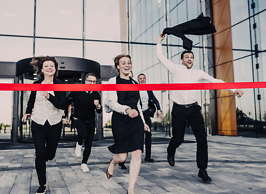 포토 JPG 해외이미지 직업 여자 남자 행복 리본 선 컨셉 비즈니스 성공 노동자 사람 정장 여러명 건물 빨간색 사무실 달리기 경쟁 잡기 우승 비즈니스맨 끝 목표 결심 대표 상패 리더 테이프 종료 추적 경영 승자 해외202004 해외포토 건축물 옷 감정 컬러 다수 모션 문구용품 최고 직장인 상_우승 파일형식 이미지허브