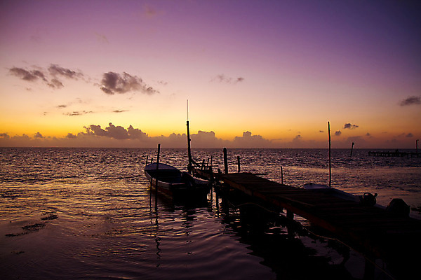 포토 JPG 해외이미지 구름 라이프스타일 바다 섬 여행 자연 하늘 휴가 풍경 사람없음 물 빛 태양 평화 일출 침묵 고요 새벽 보트 중앙아메리카 방파제 벨리즈 잔물결 해외202004 해외포토 자연요소 공공시설 물결 컨셉 배_교통 아메리카 생활 노을 소리 생태계 파일형식 이미지허브