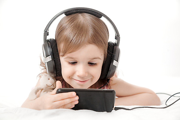 포토 JPG 해외이미지 백인 1 여자 얼굴 어린이 음악 이어폰 건강 한명 사람 듣기 흰색 표현 작음 거짓말 걸음마 돌봄 해외202004 해외포토 서양인 컬러 음향기기 모션 문화예술 신체부위 크기 파일형식 이미지허브