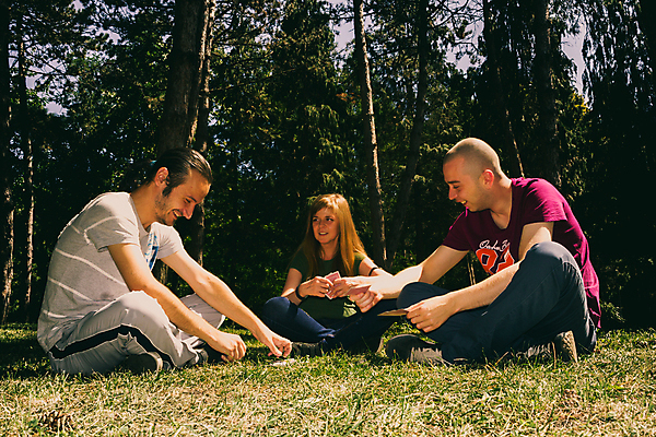 포토 JPG 해외이미지 백인 커플 공원 여자 남자 어린이 2 가족 관계 청소년 놀이 함께함 3 사람 앉기 성인 취미 목재 10대 세명 친구 우정 게임 잡기 신용카드 숲 묘사 세대 플레이어 해외202004 해외포토 서양인 나무 공공시설 컨셉 재료 모션 금융 파일형식 이미지허브