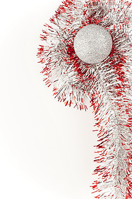 포토 JPG 해외이미지 리본 크리스마스 겨울 공 사람없음 장식 빨간색 장식볼 흰색 은색 12월 고립 해외202004 해외포토 계절 기념일 컬러 날짜 파일형식 이미지허브