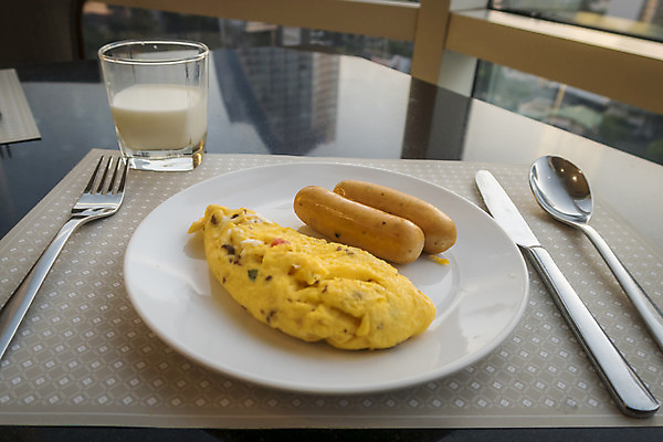 포토 JPG 해외이미지 접시 영어 커피 음식 빵 토마토 콩 감자 육류 요리 사람없음 옆모습 계란 숟가락 맑음 식사 버섯 우유 튀김 뜨거움 소시지 아침식사 굽기 가득함 각도 토스트 베이컨 노른자 평야 해로움 해외202004 해외포토 문자 식기 음료 뷰포인트 컨셉 채소 식재료 자연 날씨 유제품 곡류 수저 돼지고기 알 가공식품 구이 파일형식 이미지허브