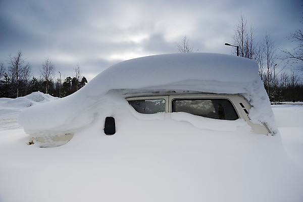 포토 JPG 해외이미지 도로 겨울 자동차 거리 사람없음 기계 도시 버리기 길가 방치 헌병 해외202004 해외포토 계절 길 육상교통 교통시설 모션 군인 파일형식 이미지허브