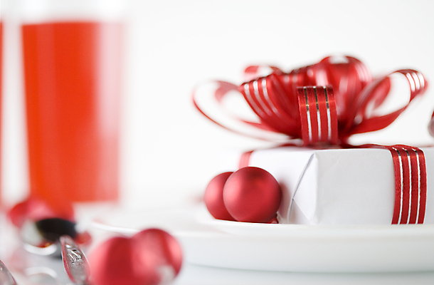 포토 JPG 해외이미지 접시 디자인 리본 크리스마스 포장 휴가 선물 사람없음 장식 빨간색 축제 흰색 활 해외202004 해외포토 식기 기념일 컬러 파일형식 이미지허브