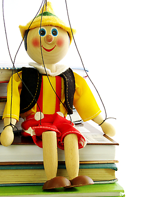 포토 JPG 해외이미지 교육 종이 인형 포즈 컨셉 학교 아이디어 사람없음 목재 책 빨간색 노란색 쌓기 검은색 페이지 고립 꼭두각시 해외202004 해외포토 나무 컬러 재료 모션 파일형식 이미지허브