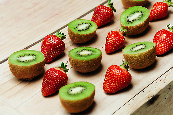 포토 JPG 해외이미지 디자인 계절 열매 음식 조각 백그라운드 다이어트 과일 자연 탁자 딸기 디저트 건강 키위 사람없음 목재 빨간색 초록색 흰색 신선 달콤 맛 자르기 유기농 질감 패키지 숙성 엘리먼트 해외202004 해외포토 나무 식물 웰빙 컬러 가구 컨셉 재료 모션 생태계 파일형식 이미지허브